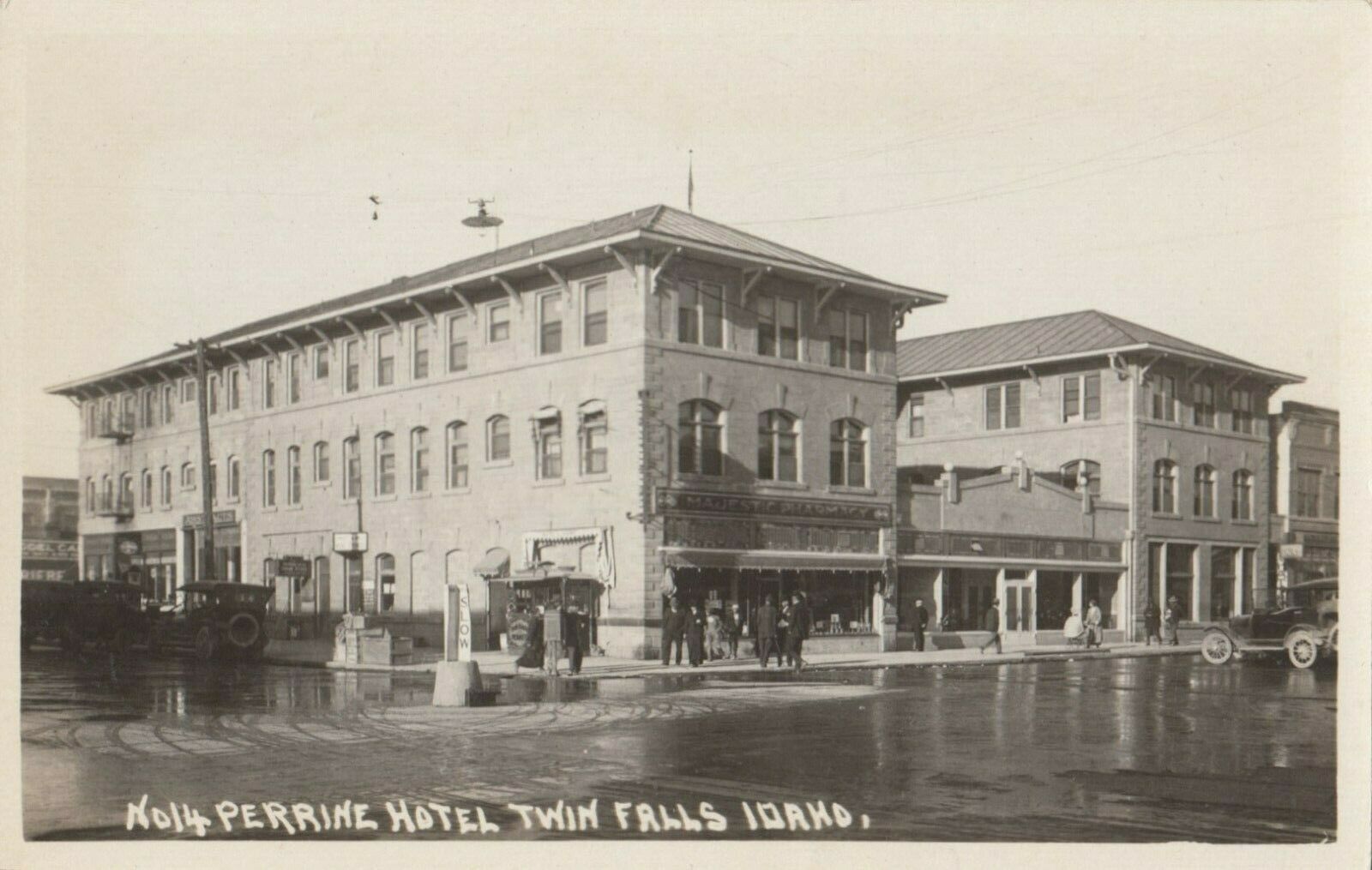 Rp: Twin Falls , Idaho , 1900-10s ; Street View , Perrine Hotel